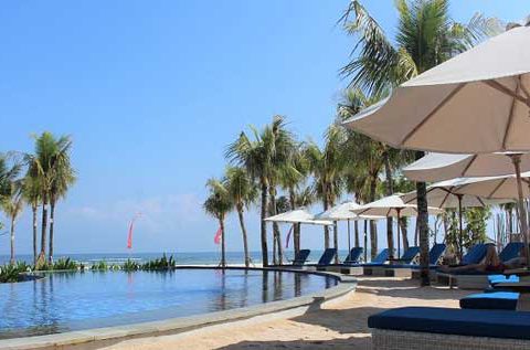 Die Aussicht über den Pool vom Mahagini Resort zum Strand