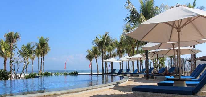 Die Aussicht über den Pool vom Mahagini Resort zum Strand