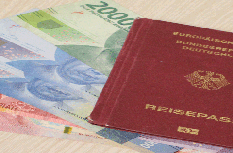 Reisepass und Geldscheine