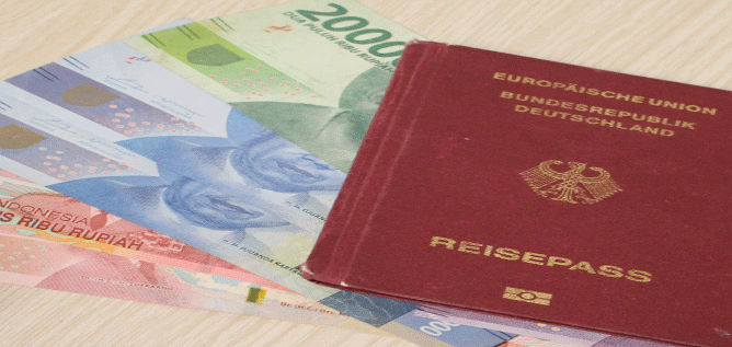 Reisepass und Geldscheine