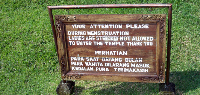 Hinweis Schild auf dem steht das Damen, während ihrer Periode, nicht den Tempel betreten dürfen