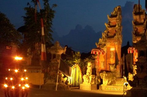 Tempel in Ubud in dem der Kecak Tanz aufgeführt wird
