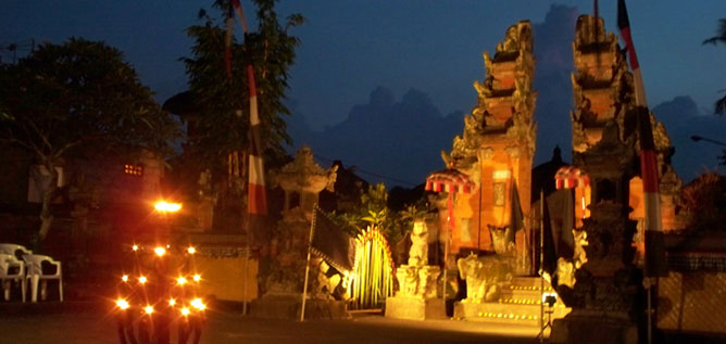 Tempel in Ubud in dem der Kecak Tanz aufgeführt wird