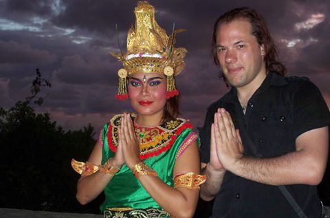Ein Bild mit einer der Tänzerinnen vom Uluwatu Tempel