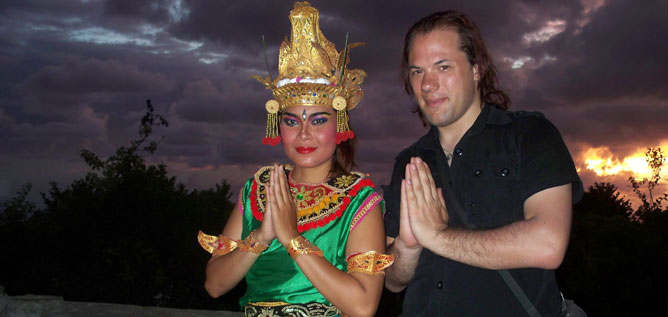 Ein Bild mit einer der Tänzerinnen vom Uluwatu Tempel