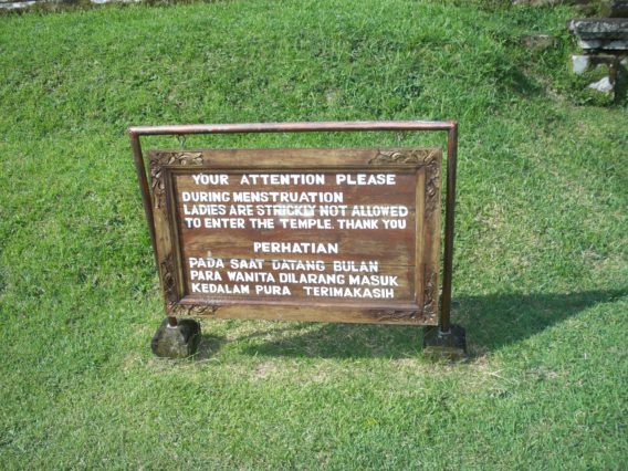 Ein Hinweisschild, im Sinne vom Bali Knigge, vor einem Tempel, das besagt das Frauen nicht während der Periode den Tempel betreten dürfen.